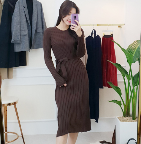 Knee-Length European Style Knit Dress with Bow Tie